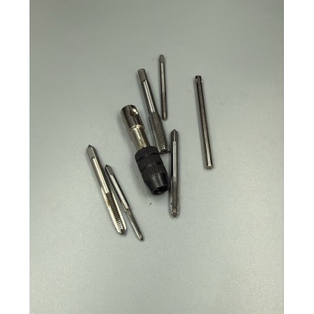 Набор метчиков с держателем для нарезки резьбы